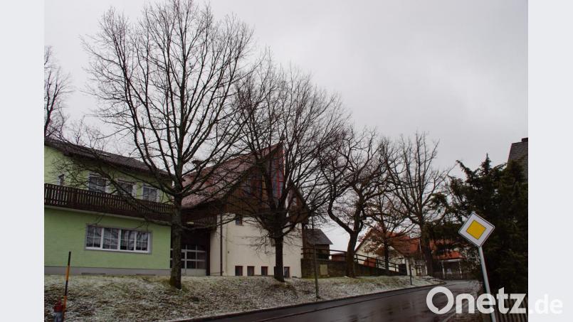 Bäume zuschneiden oder - wenn notwendig - entfernen. Ein oft häufiges und auch leidiges Thema stand bei der Gemeinderatsitzung in Stadlern auf der Tagesordnung. Das Bild zeigt den Baumwuchs unterhalb des Feuerwehrhauses. Bild: mmj