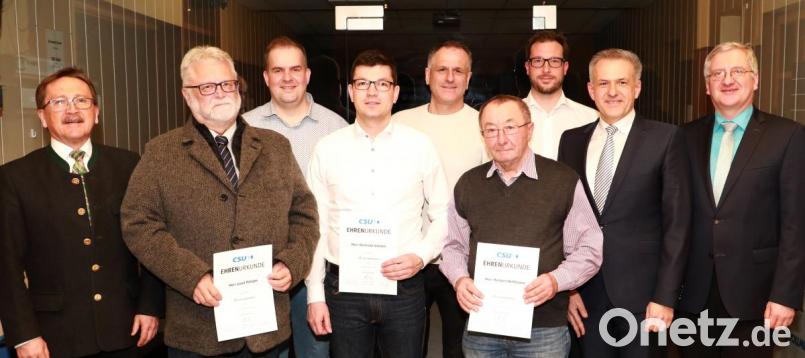 CSU-Ortsvorsitzender Johannes Reger (rechts) konnte gemeinsam mit Landratskandidat Roland Grillmeier (Zweiter von rechts) und Bürgermeister Hans Donko (links) verdiente CSU-Mitglieder für ihr langjähriges Engagemnent auszeichnen. Im Bild (von links) Josef Pöllath, Gregor Schraml, Dominik Vollath, Thomas Heining, Herbert Hoffmann und Andreas Neugirg. Bild: njn