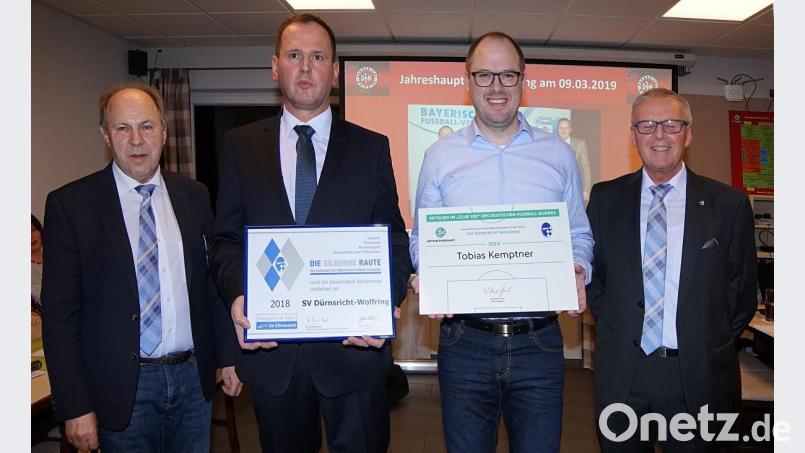 Stefan Obendorfer (Zweiter von links) nahm das Gütesiegel „Silberne Raute“ für den Verein entgegen. Tobias Kemptner (Dritter von links) freute sich über die Berufung in den „Club 100“. Die Ehrungen nahmen Georg Höcherl (links) und Reinhold Rengsberger (rechts) vor. Bild: nib