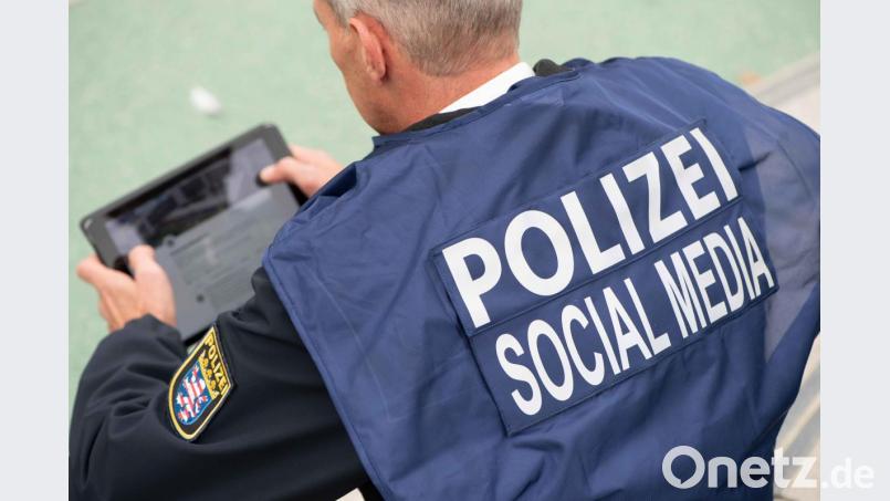 Auch die Polizei ist inzwischen in den sozialen Netzwerken wie Facebook, Twitter oder Instagram aktiv. Sie warnt davor, dort Fotos oder Aufrufe zu veröffentlichen, in denen jemand verdächtigt, beschuldigt, gesucht oder diffamiert wird. Symbolbild: Swen Pförtner/dpa