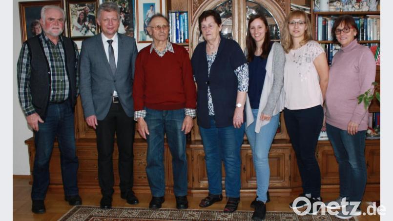 Der Jubilar Ludwig Wittmann mit Gratulanten stehend von links: Reinhard Haise vom Kirchenvorstand, erster Bürgermeister Lothar Müller, der Jubilar Ludwig Wittmann, Ehefrau Fanny Wittmann, Enkelin Monika Kiesl, Enkelin Andrea Kiesl und Tochter Hedwig Kiesl. Bild: lk