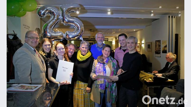 25 Jahre B14: Hausbesitzer Gerhard Bäumler, B-14-Leiterin Stefanie Riermeier, die Servicekräfte Katharina und Wolfi, Hannah und Volker Schirmer, Geschäftsführerin Sandra Loew, Werkstattleiter Florian Dotzler und Künstler Klaus Kuran eröffneten die Jubiläumstage. Bild: twi