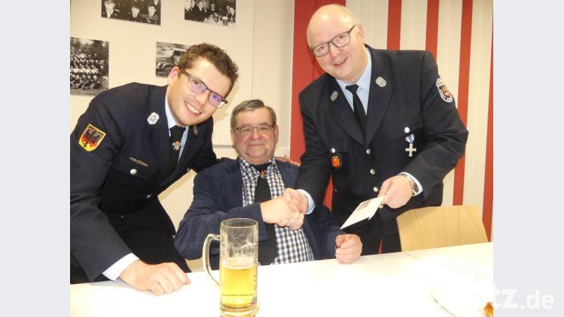 Dieter Kies (Mitte), der Vorsitzende des Stadtverbands, erklärt sich erst nach einer Krawatten-Übergabe bereit, das 50. fördernde Mitglied der Feuerwehr zu werden. Bild: rn