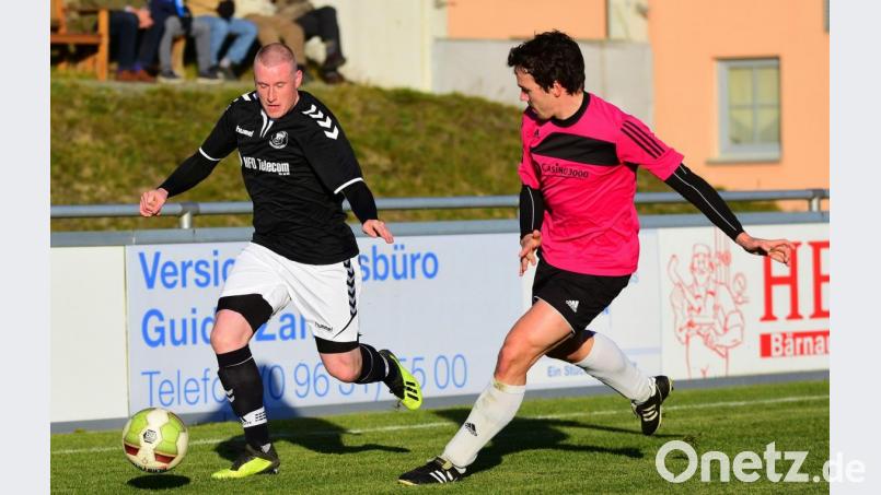 Der Tirschenreuther Andreas Gradl (rechts) verfolgt einen Gegenspieler. Er und seine FC-Mitspieler haben nach einem 0:4 zuletzt am Sonntag in Kasendorf etwas gutzumachen. Bild: Schrems