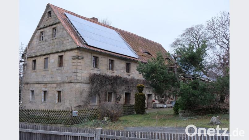 Die Absicht eines Hauseigentümers, mitten in Münchsreuth entlang der Grundstücksgrenze zur Dorfstraße vor seinem denkmalgeschützten Anwesen einen Photovoltaik-Grenzzaun zu errichten, stößt im Gemeinderat auf erhebliche Bedenken. Bild: do