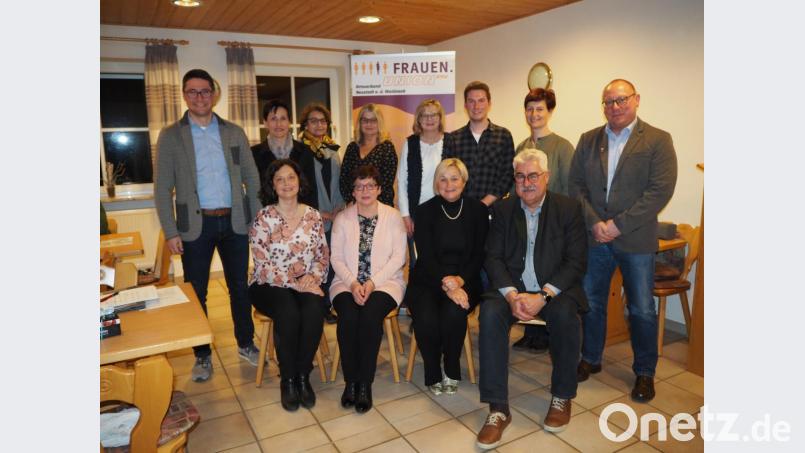 CSU-Stadträtin Marianne Lebegern (sitzend, Zweite von links) führt auch die kommenden beiden Jahre die Neustädter Frauen-Union. Bild: krb