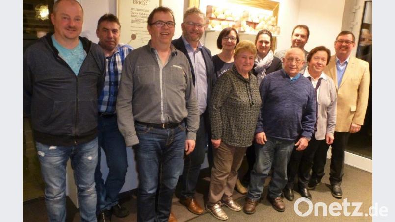 Die gewählten CSU-Vorstandsmitglieder um ihren Vorsitzenden Peter Mauritz (Vierter von links): Günter Graf, Robert Hagerer, Gerd Kölbel, Beatrix Hiltl, Anna Meier, Sabine Graf, Siegfried Meier, Stefan Haas, Christa Haas und Gerhard Graf (von links). Bild: exb