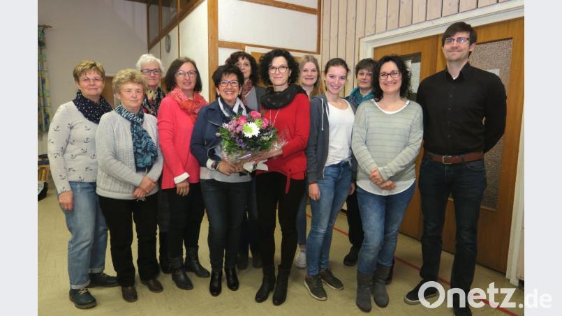 Die Vorsitzende der Gymnastikabteilung des ASV Fronberg, Ute Kotzbauer (Mitte) verabschiedet Schriftführerin Angelika Ziegler mit einem Blumenstrauß. Mit im Bild die übrigen Vorstandsmitglieder. Rechts Vorsitzender Andre Diermeier. Bild: Hirsch