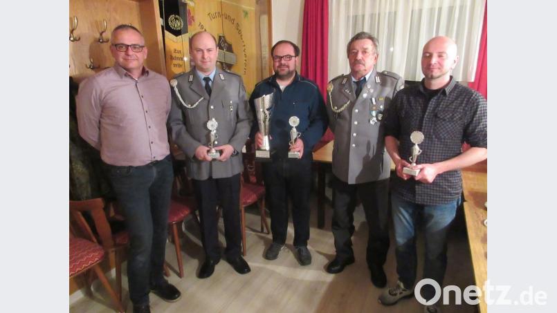 Beim KSRK-Wanderpokalschießen mit 15 Schützen belegten Andreas Michl (115 Ringe), Johannes Hecht (93) und Andreas Philipp (85) die vorderen Plätze. Egid Nickl und Bürgermeister Hubert Kraus übergaben die Pokale. Bild: gma