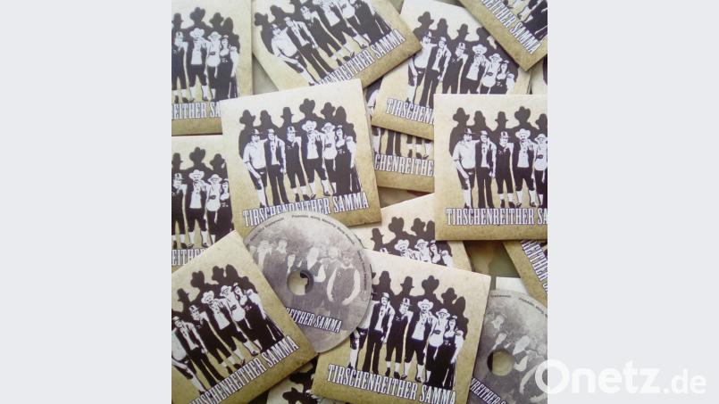 Ein unterhaltsamer Querschnitt aus alter Wirtshausmusik, Couplets und selbstkomponierten Stücken ist auf der mittlerweile sechsten CD der „Tirschenreither Samma“ zu hören. Erhältlich ist sie beim Auftritt der Musiker am Freitag, 29. März 2019 im Gasthof „Zur Alm“ in Tirschenreuth oder bei der Gruppe selbst. Bild: heb