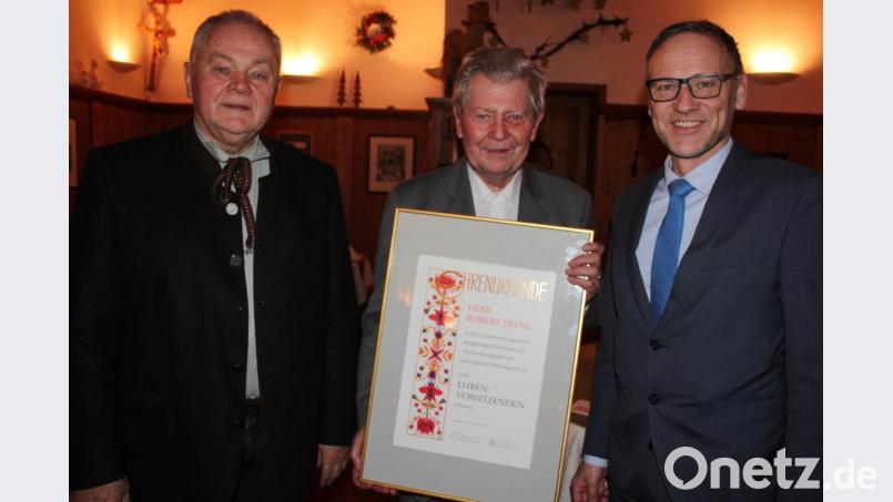 Robert Treml (Mitte) wurde zum Ehrenvorsitzenden des Gerwig-Kreises ernannt. Dazu gratulierten 2. Vorsitzender Gerhard Paintner (links) und Bürgermeister Bernd Sommer. Bild: kro