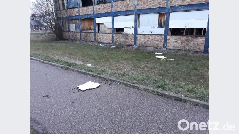 Das Bild zeigt herausgefallene Stücke der Fensterverschläge vom „Birnbaumgebäude“ an der Viktor-Koch-Straße. Ein Plattenteil lag nach dem Sturm am Sonntag auf dem Gehweg. Bild: exb