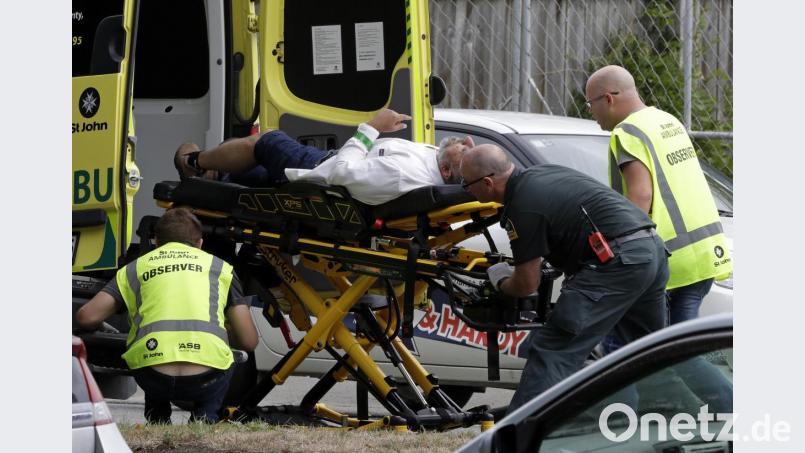 Neuseeland, Christchurch: Rettungskräfte kümmern sich außerhalb einer Moschee um eine Person. In einer Moschee der neuseeländischen Stadt hat ein unbekannter Schütze das Feuer eröffnet und mindestens 49 Menschen getötet. Bild:  Mark Baker/AP/dpa