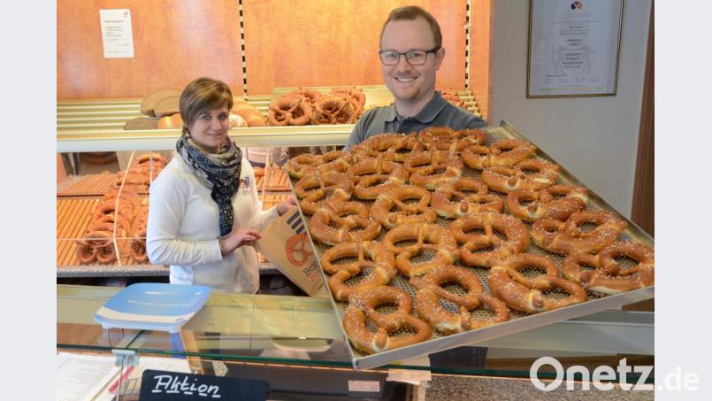 Verkäuferin Nathalie Gulau, Philipp Beyer und seine Brezen: Frischgebackene Produkte kosten ein paar Cent mehr. Bild: Gabi Schönberger