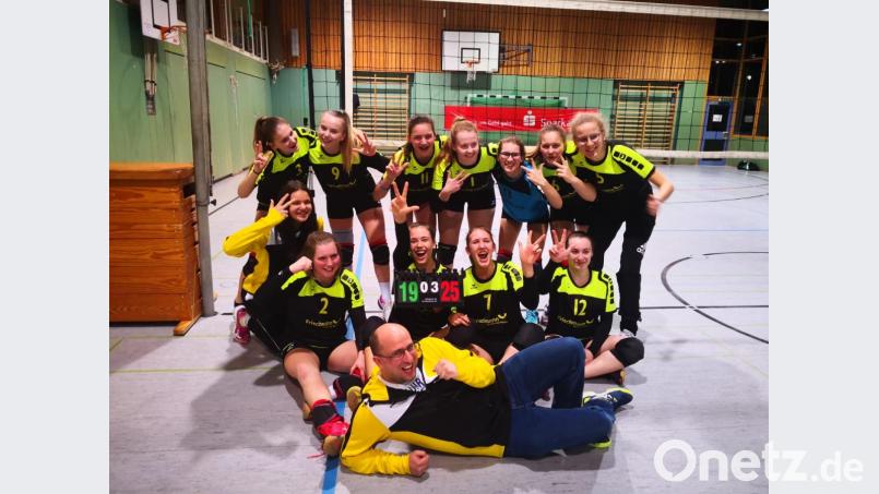 Die Meistermannschaft (hinten von links): Katharina Fenk, Denise Tuchan, Lucy Riß, Paula Heidlinger, Lea Borawski, Sina Ströhl, Lisa Großmann. Vorne von links: Louisa Tilgen, Vanessa Wamser, Mira Sperber, Pauline Steinel, Lisa Petermeier. Vorne freut sich Trainer David Wallis. Es fehlt Laura Polito. Bild: exb