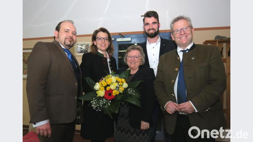Florian Peter, Martina Englhardt-Kopf, Sonja ´Dietl und Tim Dirmeier (von links) bilden die Spitze der Schwandorfer CSU. Oberbürgermeister Andreas Feller (rechts) tritt bei den Kommunalwahlen 2020 erneut an. Bild: Hirsch