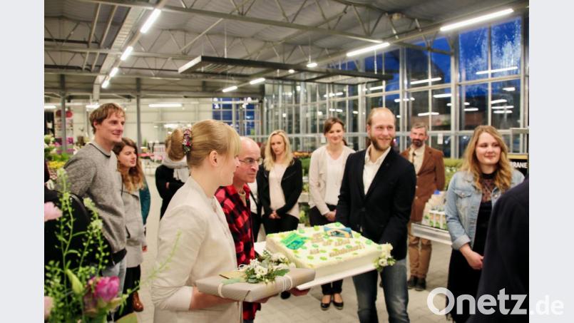 Die Mitarbeiter zeigten ihre Freude über den modernen Arbeitsplatz und hatten eine Motto-Torte zur Eröffnungsfeier mitgebracht. Bild: Markus Forster