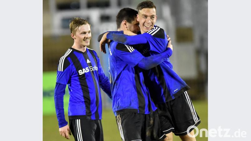 Die Spieler der SpVgg SV Weiden jubelten ausgelassen nach dem Schlusspfiff: Fabian Helleder (rechts) herzt den Siegtorschützen Stefan Graf, Dennis Paulus (links) eilt hinzu. Bild: A. Schwarzmeier