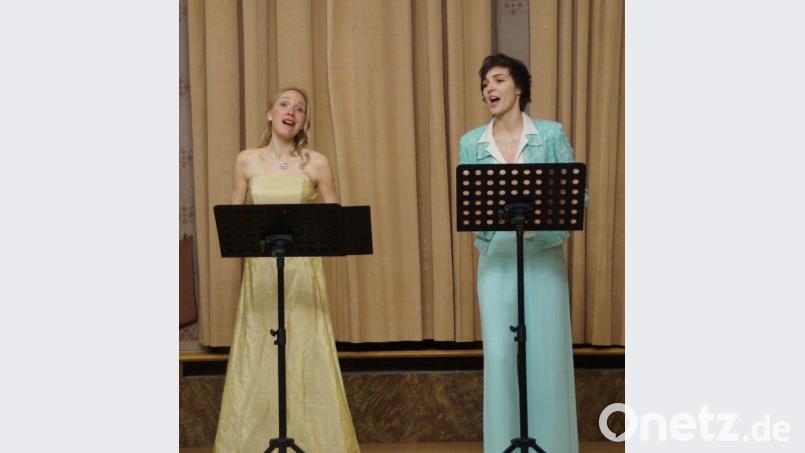 Astrid Mathyshek (rechts) und Elisabeth Margraf, begleitet von Karl Macourek, boten als Solistenensemble Lashon den Gästen im Schlosssaal einen wunderbaren Liederabend. Bild: weu