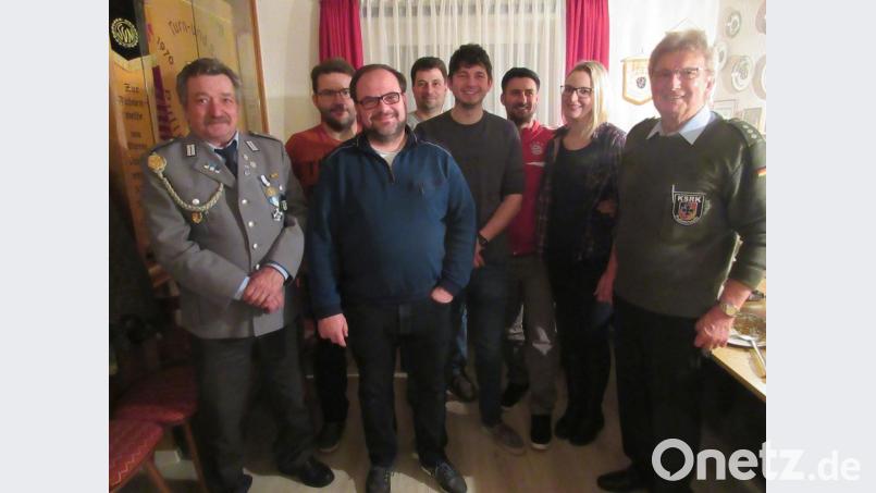 Vorsitzender Egid Nickl und Schriftführer Johann Kellner freuten sich über die sechs Neuzugänge mit Andreas Michl, Jörg Würstl, Michael Philbert, Alexander Pschörer, Stefan Maschauer und Verena Pöllmann. Bild: gma