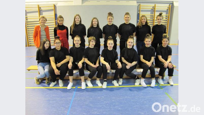 Beim „Künstlerischen Tanz“ zeigten die Tänzerinnen des Dr.-Johanna-Decker-Gymnasiums Amberg mit (hinten, von links) Sigrid Ringeisen und Jenna Elliott ihr Können. Bild: khg