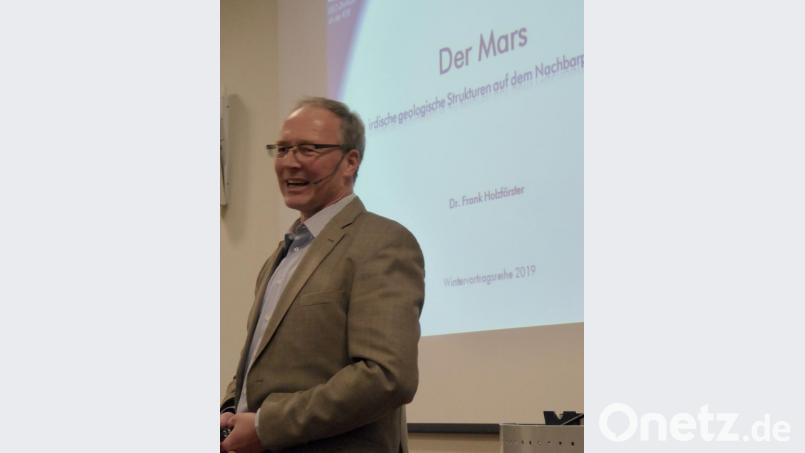 Dr. Frank Holzförster bei seinem Referat über geologische Mars-Strukturen. Bild: fsb
