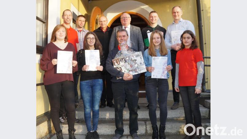 Stabführer Reinhard Lößl und Vorsitzender Tobias Baumer (hinten, von links) haben in der Hauptversammlung Leistungsabzeichen verteilt und Ehrungen ausgesprochen. Bürgermeister Heinz Weigl (hinten, Vierter von links) und stellvertretender Musikbund-Kreisvorsitzender Georg Schmid (hinten, Dritter von links) sind voll des Lobes für das musikalische Engagement. Bild: weu