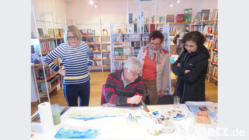 „Die Aquarellmalerei ist ein wunderbares Hobby“, schwärmt Künstler Günter Haslbeck. Wie „mit Übung und Liebe zum Detail“ beeindruckende Bilder entstehen, zeigt er in der Stadtbücherei. Bild: jzk
