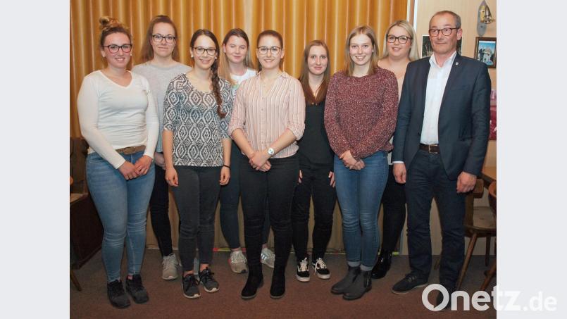 Die Festdamen für das 125-jährige Jubiläumsfest der Feuerwehr Wolfsbach stehen bereits fest. Gerne stellte sich Bürgermeister Erwin Geitner (rechts) für ein gemeinsames Foto zur Verfügung. Bild: sön