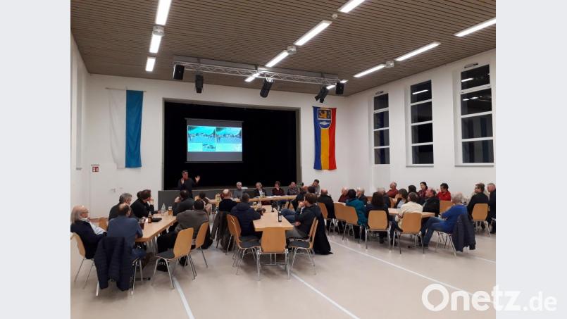 In der Anliegerversammmlung erläuterte Bürgermeister Reiner Gäbl das weitere Vorgehen in Sachen Neugestaltung des Tillyplatzes. Bild: exb