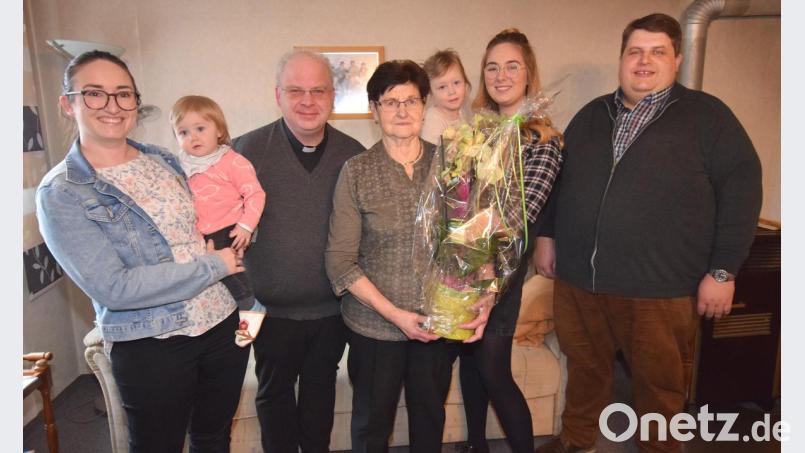Zu den zahlreichen Gratulanten gehörten neben zwei Enkelinnen und zwei Urenkeln Bürgermeister Dieter Dehling (rechts) und Pfarrer Markus Priwratzky (Dritter von links). Bild: no