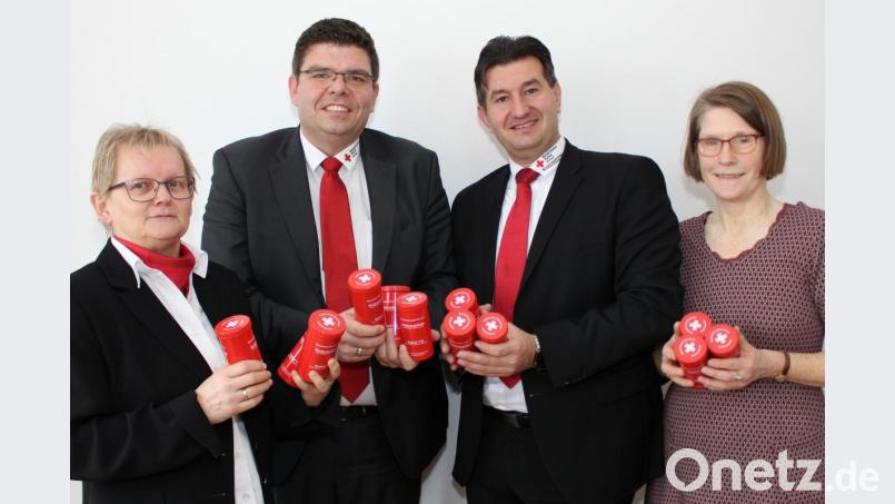 Startklar für die Verteilung der Rotkreuz-Dosen sind (von links) stellvertretende BRK-Kreisgeschäftsführerin Edeltraud Sperber (Weiden/Neustadt), Kreisgeschäftsführer Holger Schedl (Tirschenreuth), Kreisgeschäftsführer Sandra Gallitzdörfer (Weiden/Neustadt) und die Leiterin des BRK-Betreuungsvereins in Tirschenreuth Uta-Dagmar Jaschke. Bild: exb