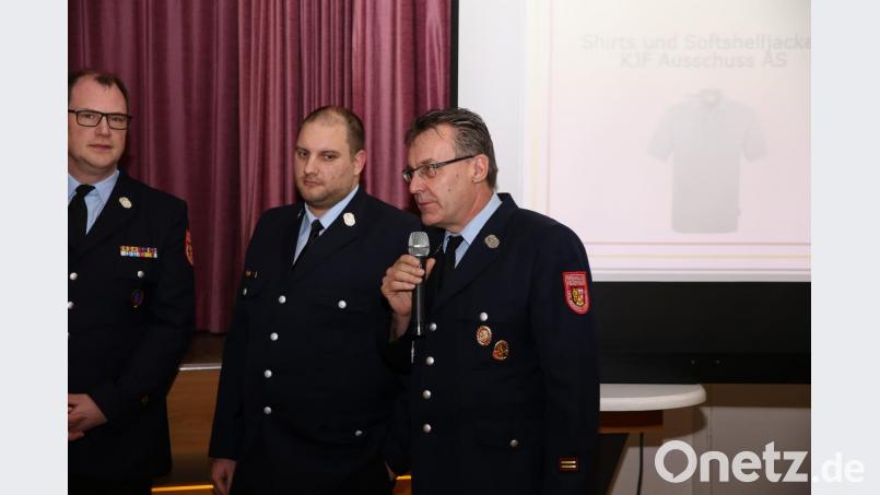 Kreisbrandmeister Rudolf Kummert (rechts) berichtet über den Fachbereich Atemschutz Bild: egl