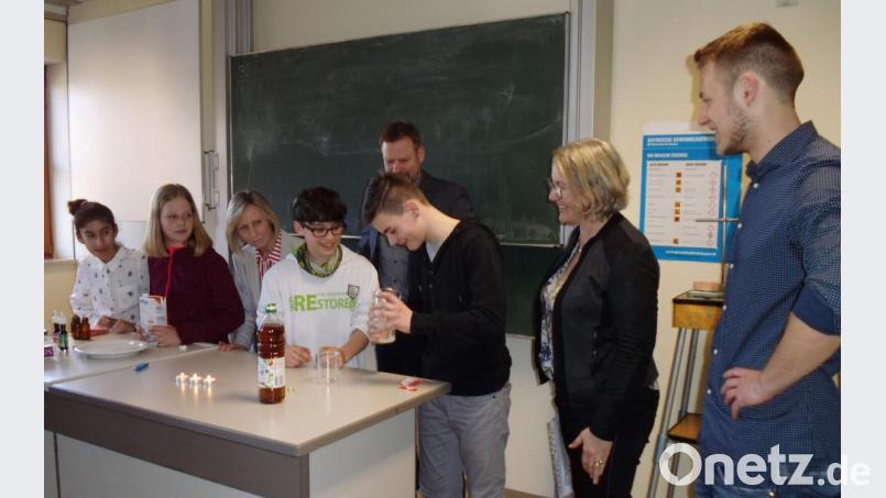 Beim Physikunterricht demonstrieren die Schüler unter der Regie von Matthias Hahn (rechts) einen Vulkanausbruch. Beobachte sind Rektorin Gabriele Krettner (Dritte von links), Bürgermeister Alwin Märkl (Fünfter von links) und Konrektorin Andrea Widder (Zweite von rechts). Bild: u