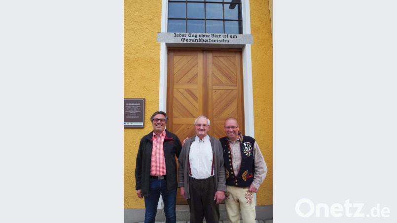 Eine besondere Bierfreundschaft verbindet die kommunale Brauerei in Eslarn mit der westböhmischen Familienbrauerei Chodovar, stellten Bürgermeister Reiner Gäbl, Kommunbrauer Georg Zierer senior und Brauer Jiri Plevka junior (v.l.) übereinstimmend fest. Bild: gz