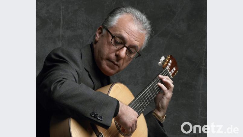 Pepe Romero berührt noch immer mit seiner Gitarrenkunst das Publikum. Bild: Anton Goiri