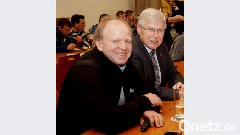 BDM-Landesvorsitzender Manfred Gilch (links) und Amtsleiter Georg Mayer (rechts) kamen bei der Kreisversammlung des &quot;Bundesverbandes Deutscher Milchviehhalter&quot; rasch ins Gespräch. Bild: Hirsch