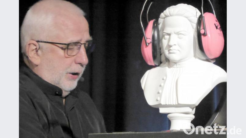 Zur Melodie einer Klaviersonate hat Klaffl der Bach-Büste Kopfhörer aufgesetzt - damit Bach nicht hört, was Klaffl da tut. Bild: fsb