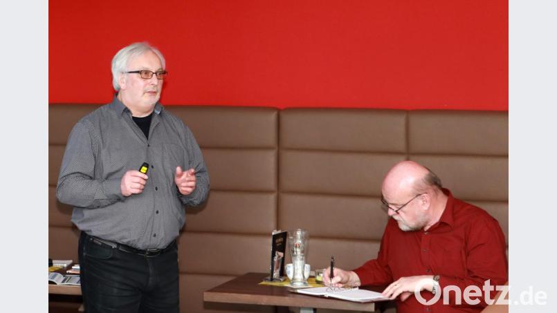 Peter Zimmert (links) vom Landratsamt Tirschenreuth stellte den Senioren des Generationennetzwerks das "Baxi" vor. Mit auf dem Bild Projektleiter Roland Lochner (rechts). Bild: njn