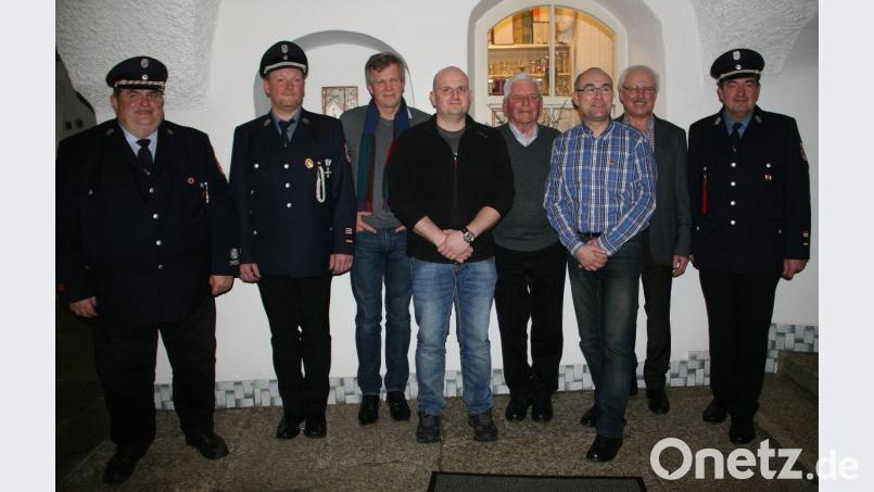Reiner Weig, Florian Zeitler, Josef Mayerhöfer sen., Hubert Unterstein und Ferdinand Lienerth (ab Dritter von links) wurden bei der Jahreshauptversammlung der Feuerwehr Falkenberg geehrt. Dankeschön sagten (von links) Vorsitzender Hubert Schedl, Kommandant Andreas Zölch und (rechts) Zweiter Kommandant Harald Fischer. Bild: wro