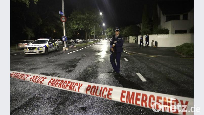 Ein Polizist patrouilliert hinter einem Absperrband in der Nähe einer Moschee im Zentrum von Christchurch. Bei einem mutmaßlichen Terror-Angriff auf zwei Moscheen in der neuseeländischen Stadt Christchurch sind zahlreiche Menschen getötet worden. Bild: Mark Baker/AP/dpa