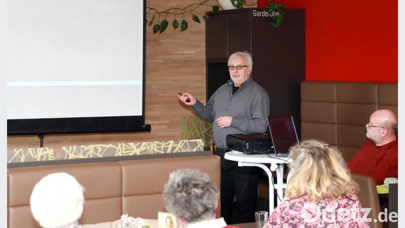 Peter Zimmert (links) vom Landratsamt Tirschenreuth stellte den Senioren des Generationennetzwerks das "Baxi" vor. Mit auf dem Bild Projektleiter Roland Lochner (rechts). Bild: njn