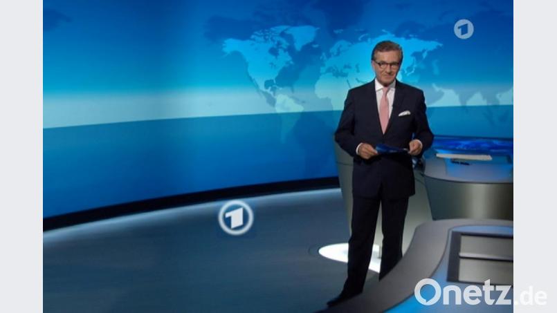 „Tagesschau“-Sprecher Jan Hofer im Studio in Hamburg. Foto: Tagesschau.de/dpa/Archiv Bild: Handout