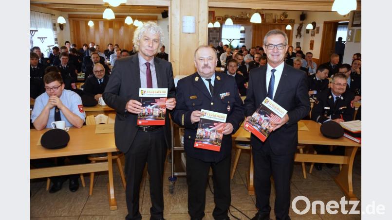 Die ersten beiden Exemplare der 28. Jahrgangsausgabe von „Feuerwehr Landkreis Tirschenreuth“ überreichte Kreisbrandrat Andreas Wührl (Mitte) an Landrat Wolfgang Lippert (links) und Bürgermeister Werner Nickl (rechts). Bild: bkr