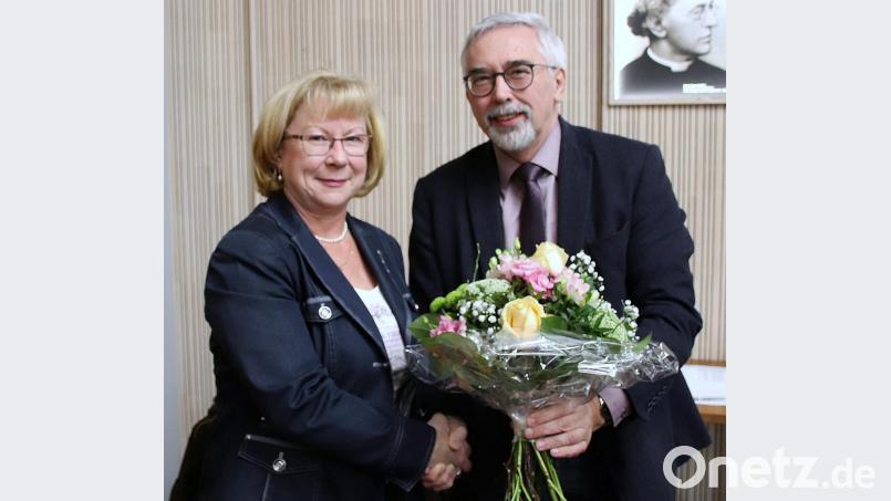 Bürgermeister Manfred Rodde gratulierte der ersten Seniorenbeauftragten des Marktes Schwarzenfeld, Gabi Beck, mit einem Blumenstrauß. Bild: Thomas Dobler
