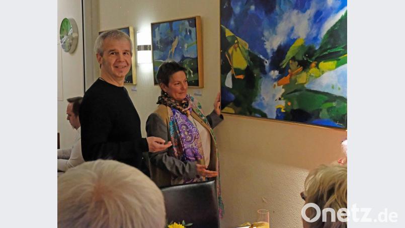 Künstler Klaus Kuran erkläutert Sandra Loew einige seiner Werke Bild: twi