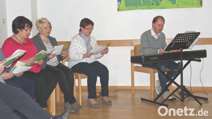 Evangelische und katholische Frauen gestaten den Gottesdienst mit Pfarrer Stefan Wagner (r.) Bild: agr