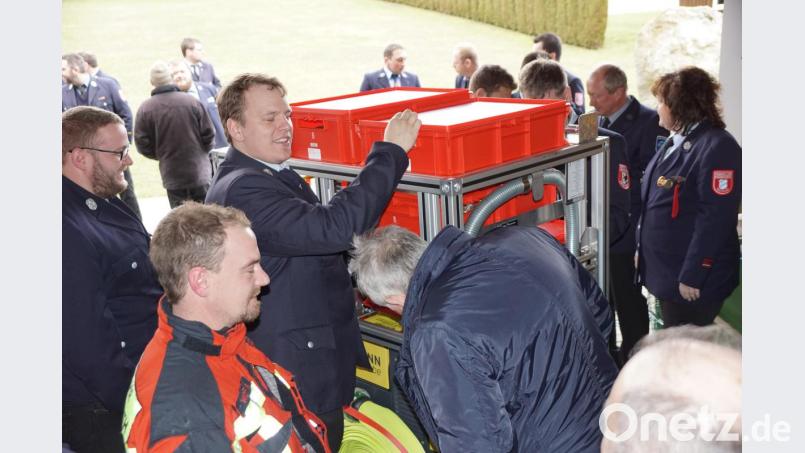 Umfangreich ist die Ausstattung des V-Lkw mit MGH. Drei Rollcontainer brachte die Kemnather Feuerwehr mit. Das Interesse an der Ausstattung war groß. Bild: bkr