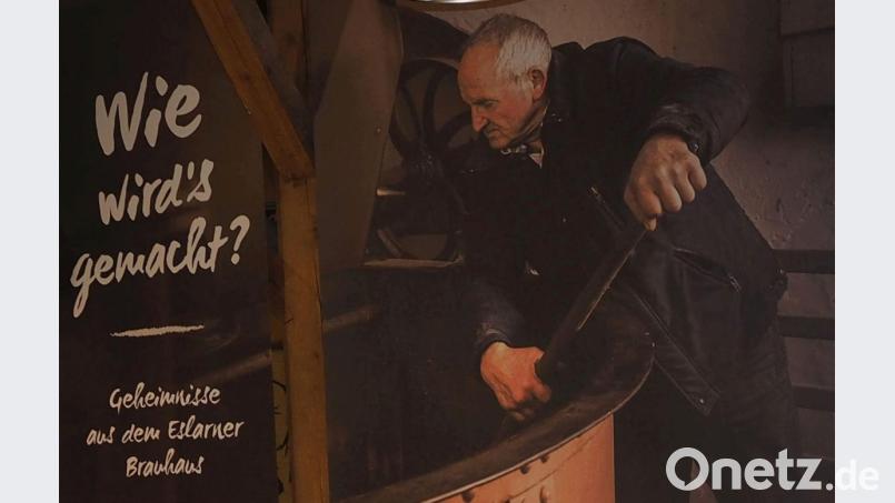Auf einem Plakat im Biererlebnis zeigt der Kommunbraumeister Georg Zierer senior seit 1951 wie´s gemacht wird. Bild: gz