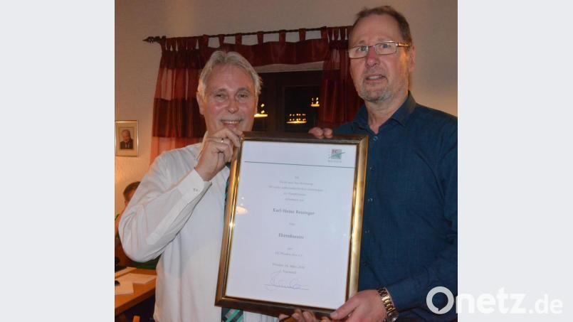 Karl-Heinz Reisinger (rechts) wurde vom Präsidenten Franz Bäumler zum Ehren-Kassier des FC Weiden-Ost ernannt. Bild: Kunz